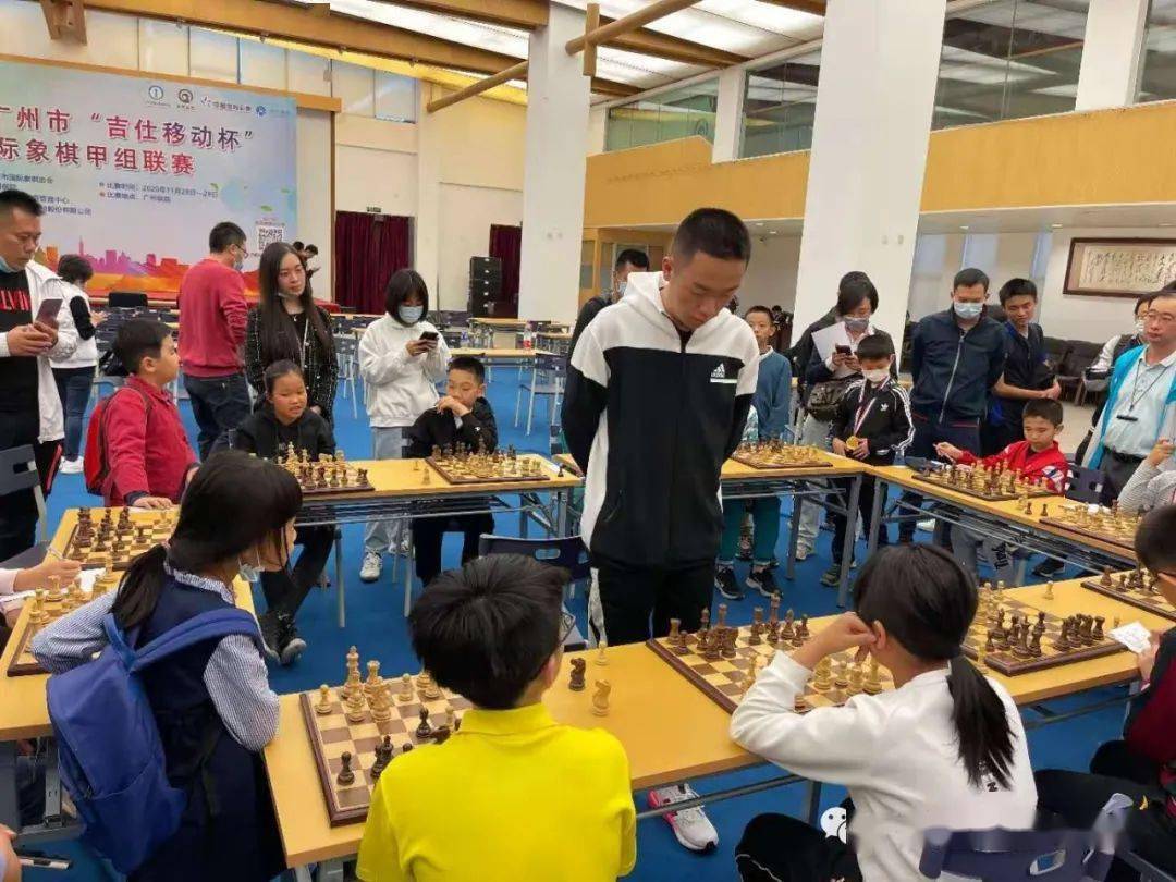 “开云电竞中国”
2020年广州市“吉仕移动杯”国际象棋甲组联赛圆满竣事 韦奕现身与棋手们车轮战(图11)